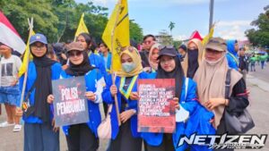 Ribuan Massa Gelar Aksi Damai di Depan DPRD Kalsel, Tuntut Ketua DPRD Turun dan Dengar Aspirasi