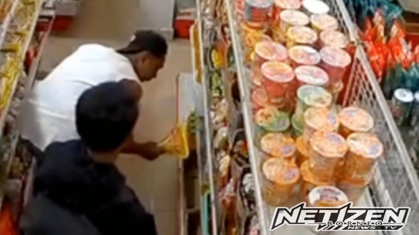 Rak Minyak Goreng Mendadak Kosong, CCTV Bongkar Aksi Dua Maling di Kampung Satu