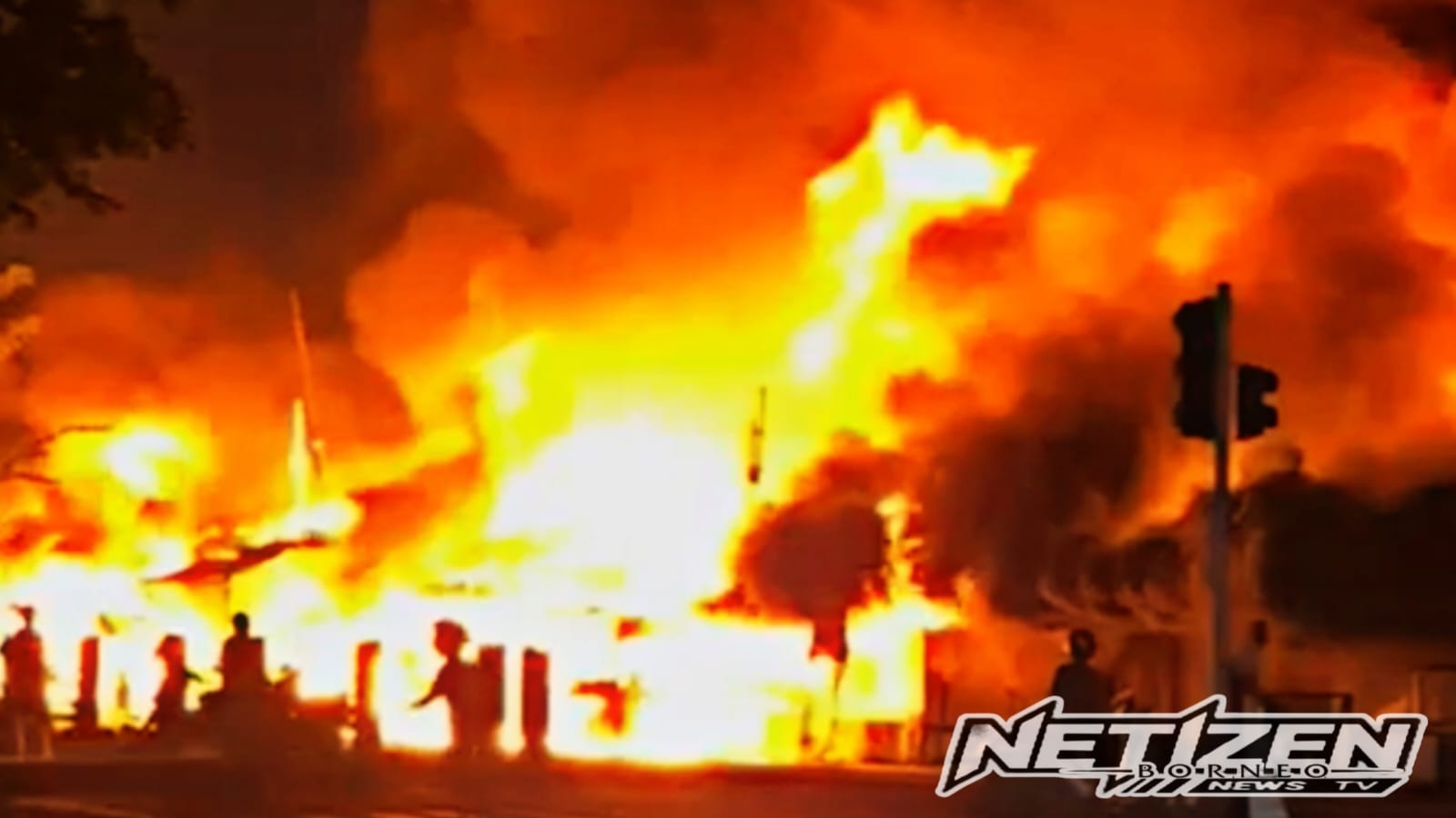 Kebakaran Hebat Hanguskan Deretan Kios Warga di Jelarai Raya, Api Diduga Berasal dari Lapak Bensin