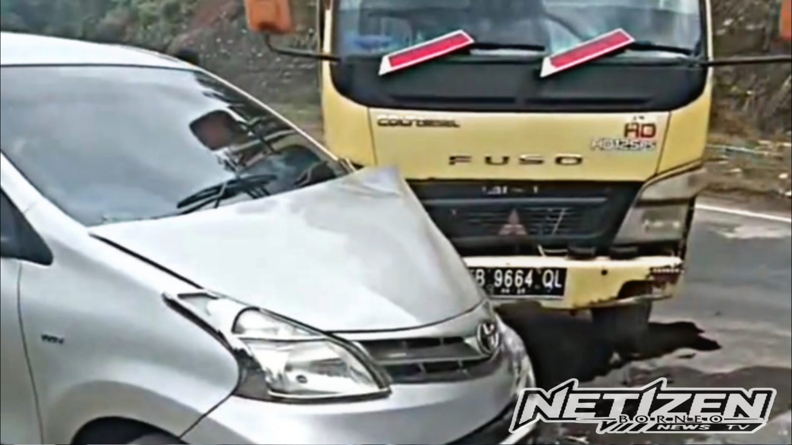 Kecelakaan Mobil Avanza vs Truk Fuso di Jalur Aruk Sajingan, Sambas