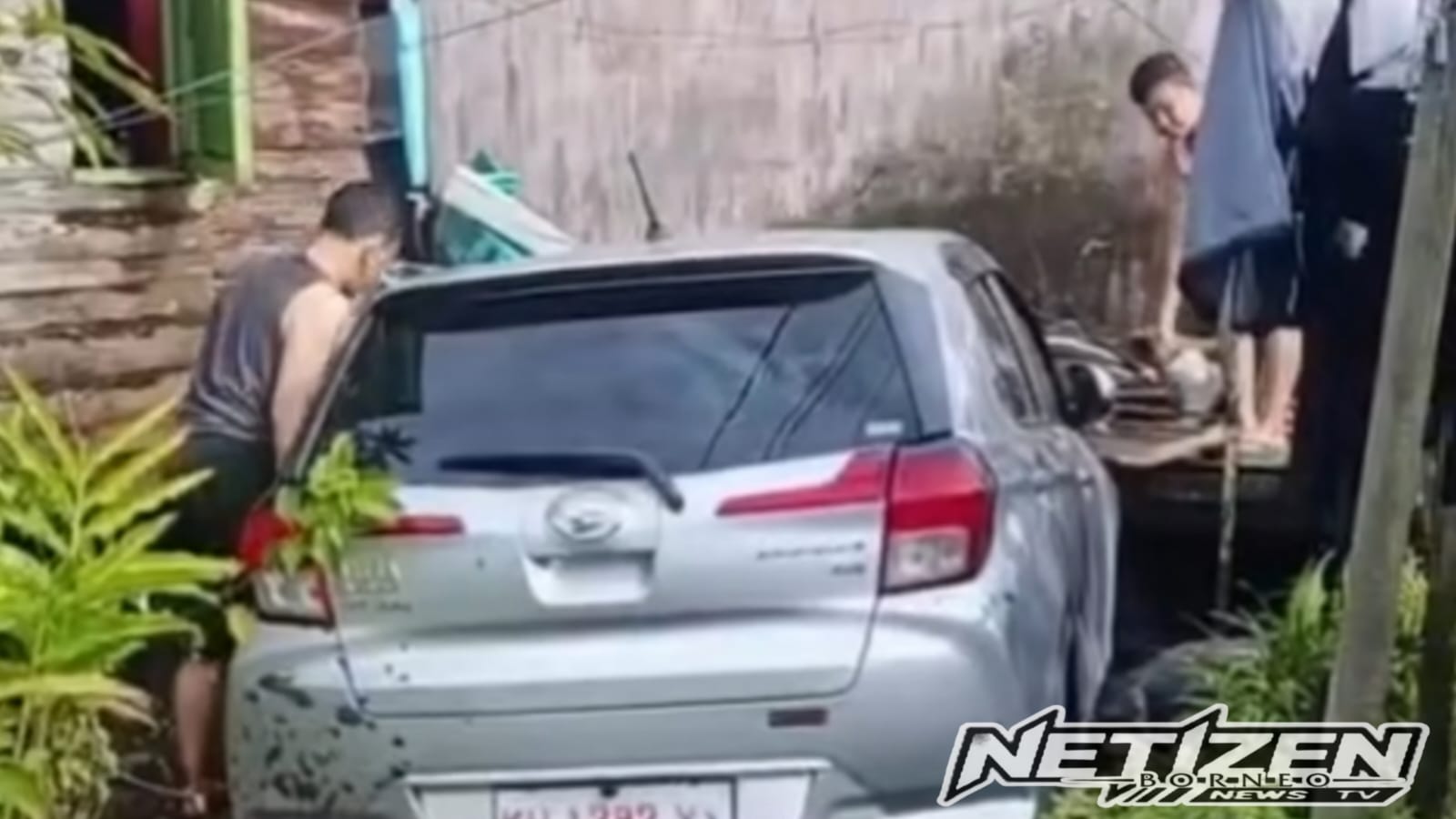 Mobil Minibus Tabrak Jembatan Rumah Warga di Pontianak Barat