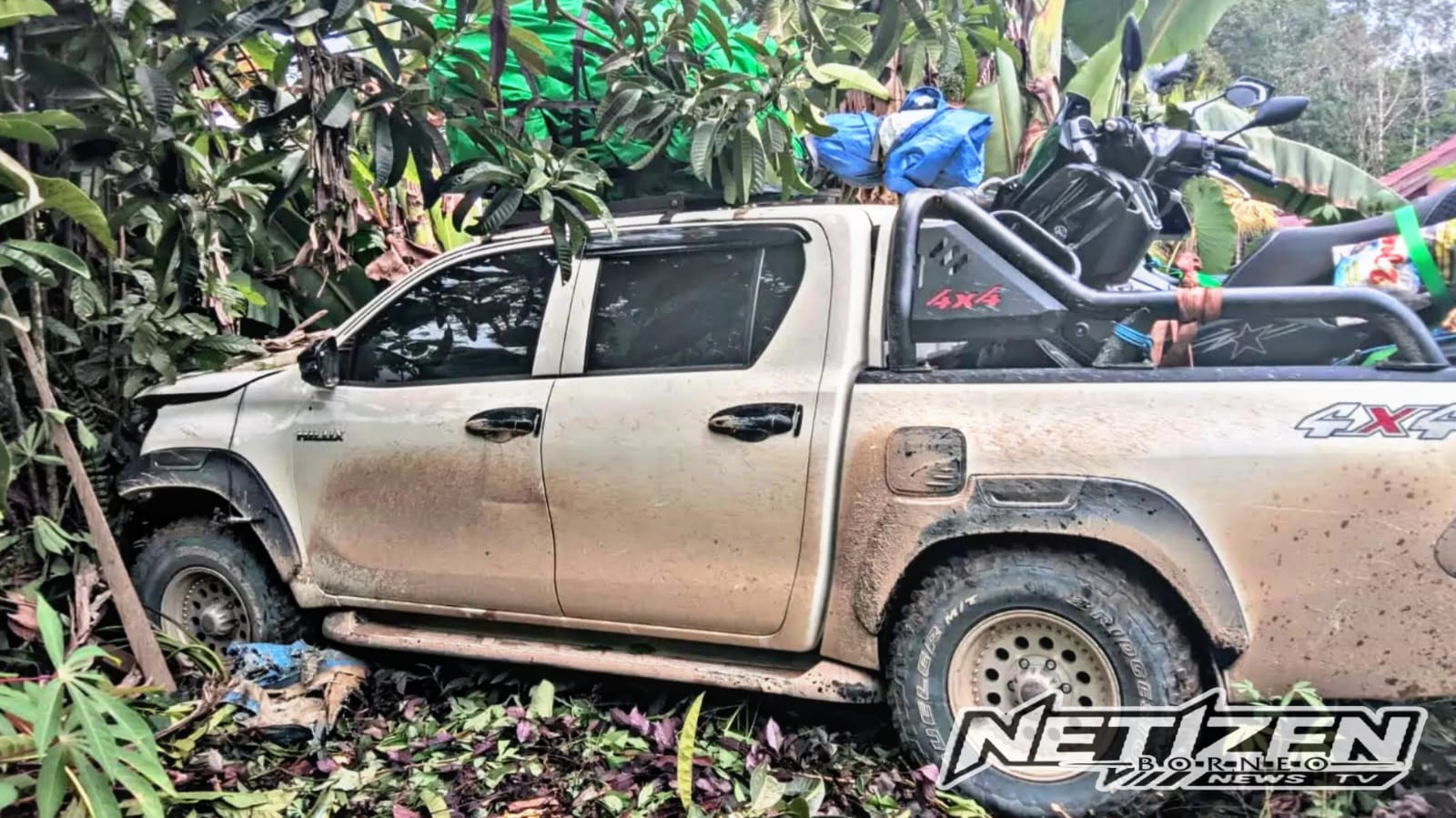 Diduga Microsleep, Mobil Hantam Warung dan Masuk Kebun Singkong di Kutai Barat