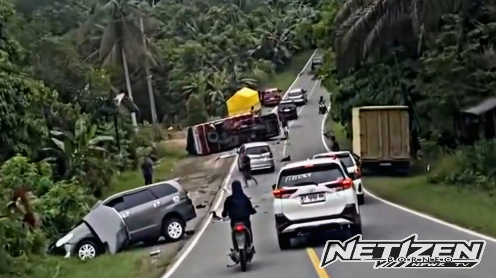 Kecelakaan di Jalan Poros Samarinda–Bontang Km 52, Truk dan Avanza Terlibat Tabrakan