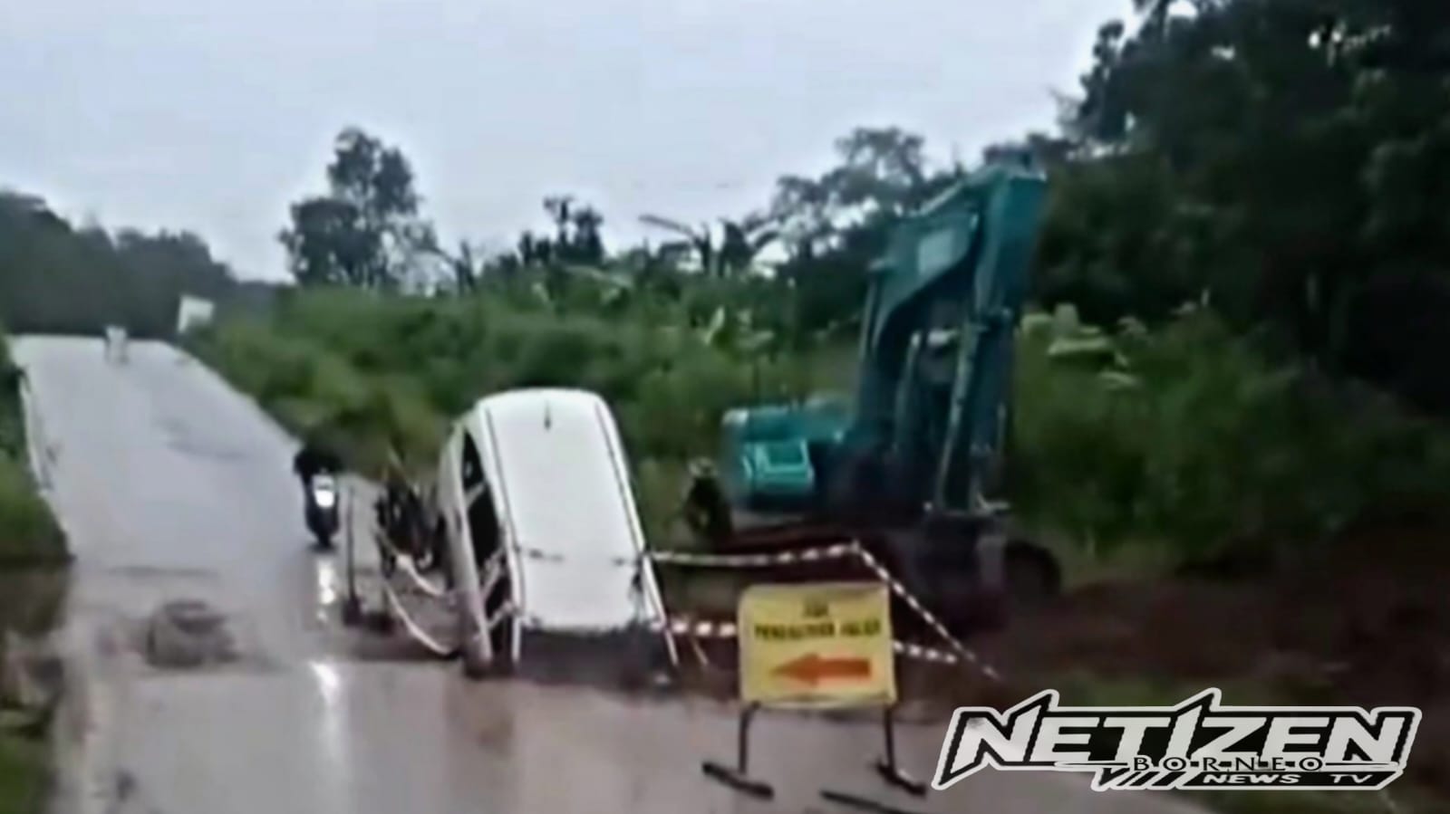 Mobil Terperosok di Jalan Rusak Jalur Alternatif Banjarbaru–Batulicin, Video Viral di Medsos