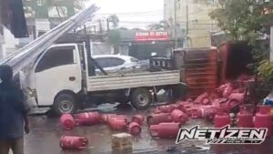 Truk Angkut LPG Tabrak Pikap di Kertak Hanyar, Muatan Berserakan di Jalan
